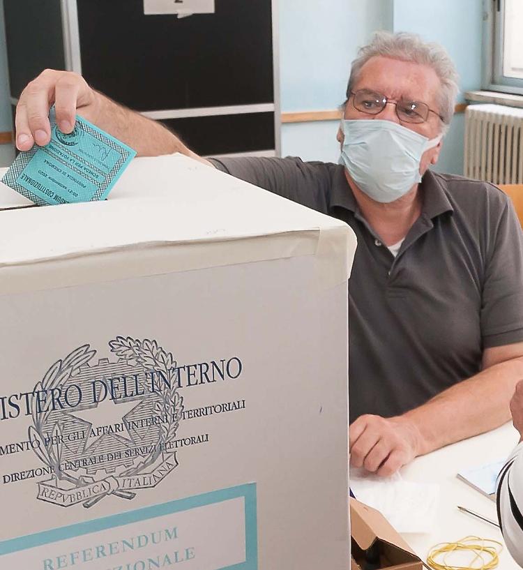 Al voto un cremonese su tre. Lunedì seggi aperti fino alle 15
