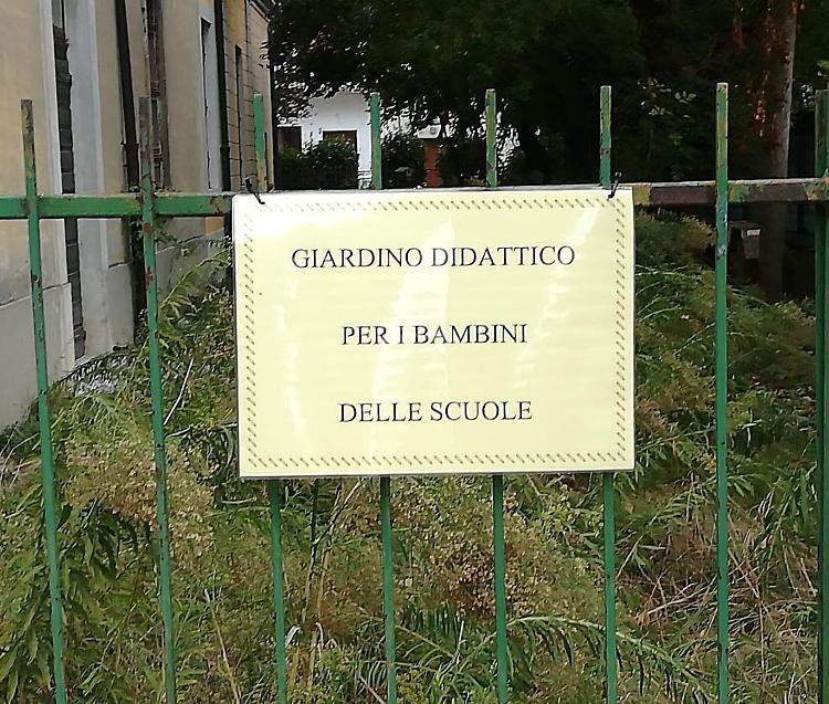 Erba alta e caos al giardino didattico