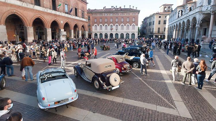FOTO Auto storiche e musica: lo spettacolo sotto il Torrazzo