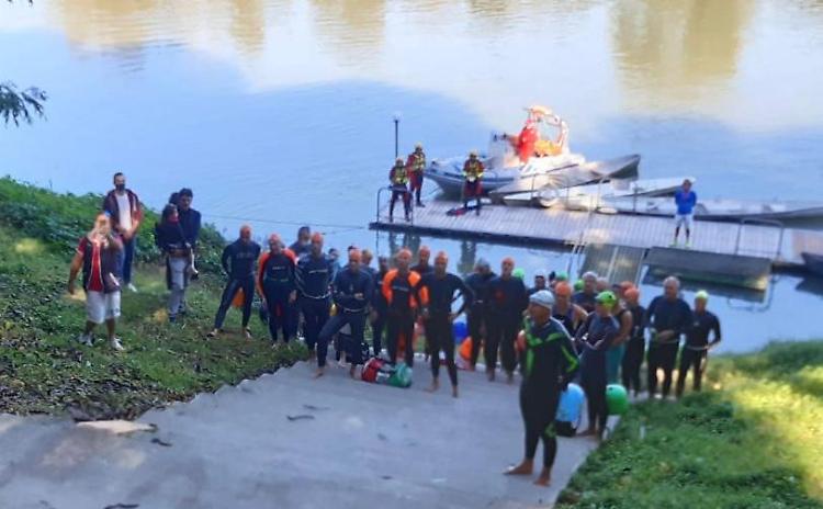Tuffo e nuotata nel Po per i cento anni della canottieri Ongina