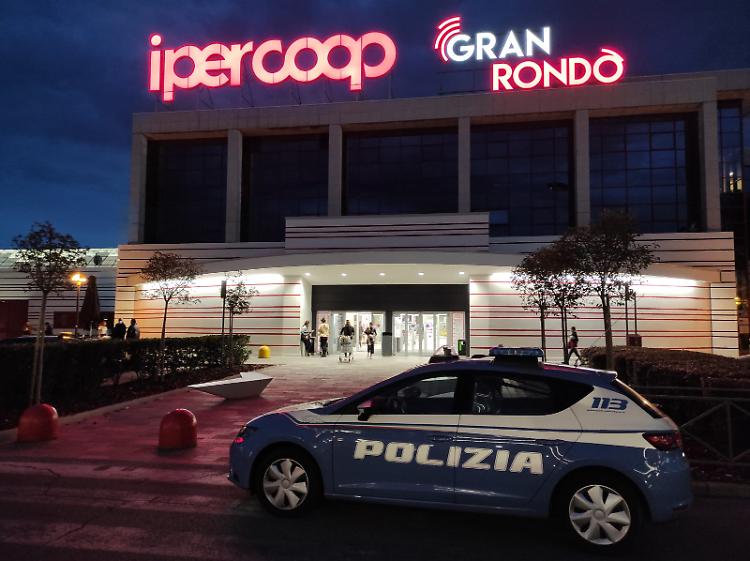 Niente mascherina, rimproverato ritorna col cric