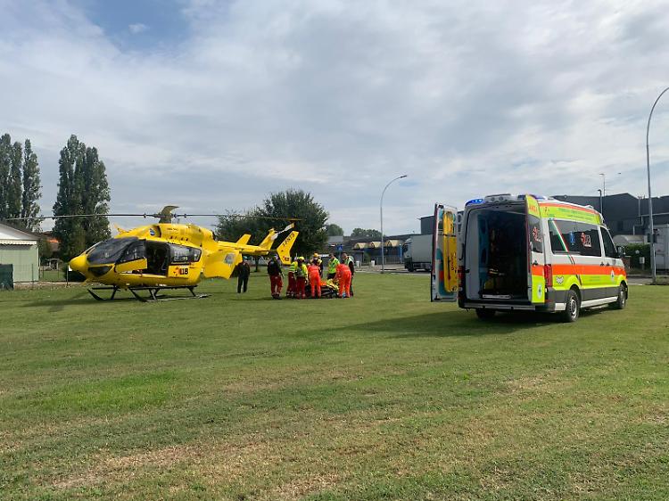 Castelvetro, schiacciato da una pressa: ferito un operaio