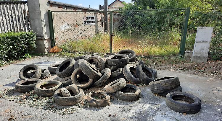 Vecchie gomme abbandonate a Polengo