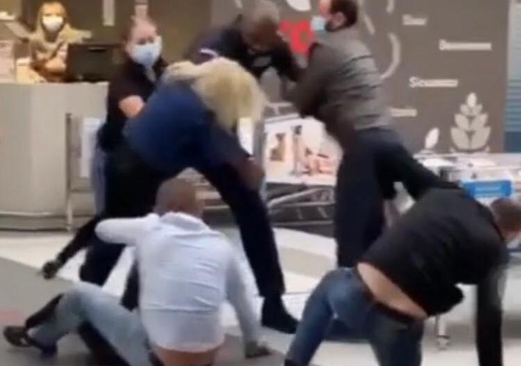 Rissa al centro commerciale: «Più tutele per le guardie»