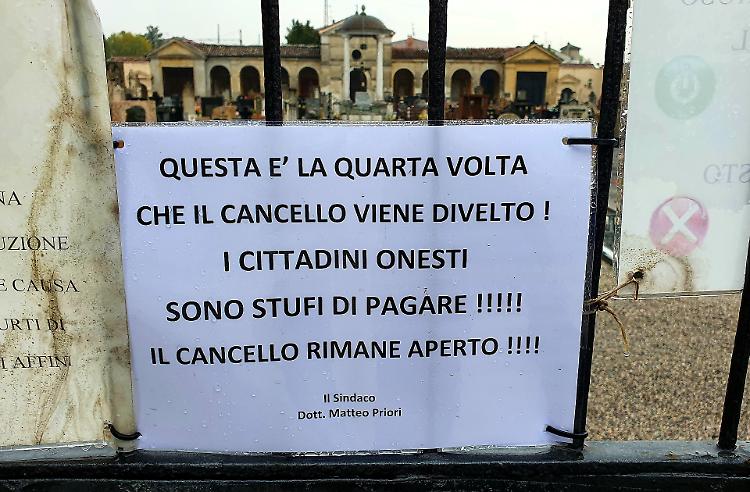 Vandali al cimitero, motore del cancello rotto