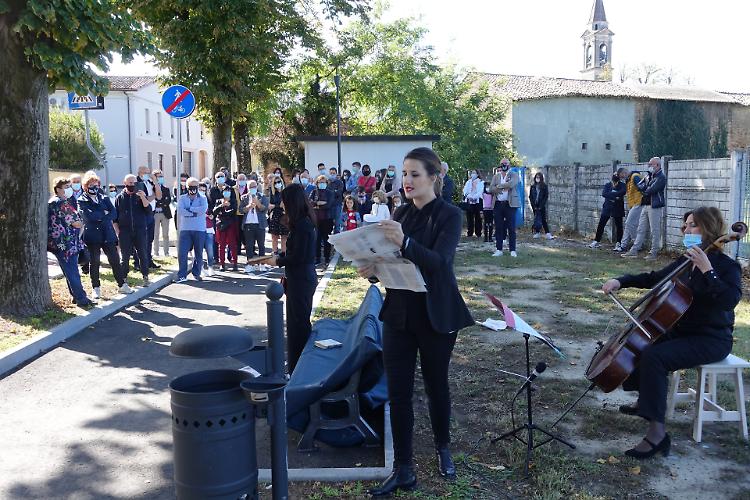 Violenza sulle donne, inaugurata la Panchina Rossa