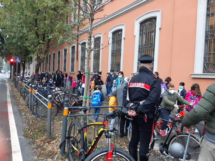 FOTO Assembramenti: carabinieri davanti alle scuole