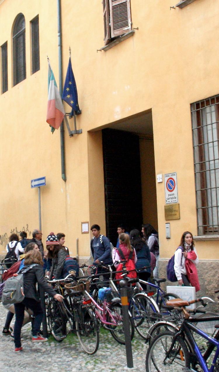Rubano le bici degli studenti, Poli: «Adesso basta»