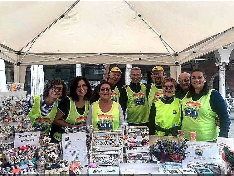 In piazza Libertà banchetto dell’associazione Go On di Cremona