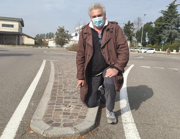 Cavo d'acciaio teso in strada, il gesto folle ripreso dalle telecamere private