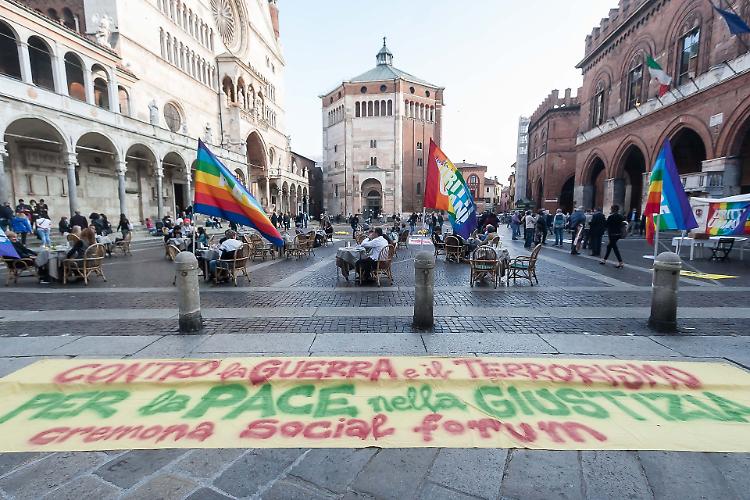 FOTO Il flash mob per la pace nel cuore di Cremona