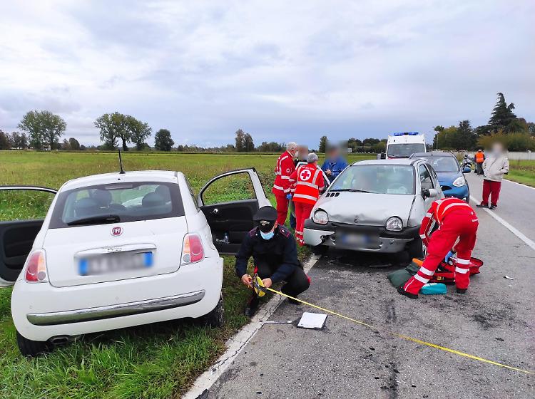 Scontro auto-moto,  frattura del femore per il motociclista