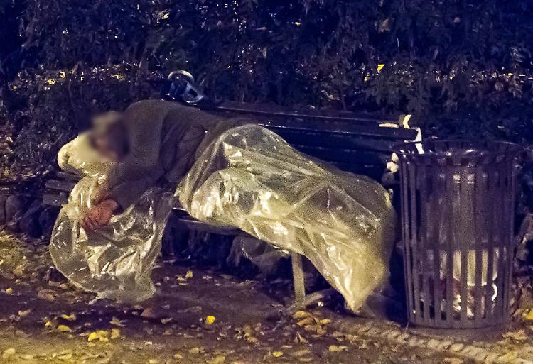 Come letto una panchina: la sua casa è piazza Roma