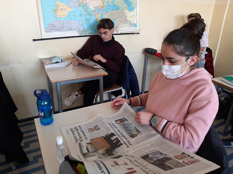 FOTO Gli studenti del liceo Aselli di Cremona con il giornale La Provincia