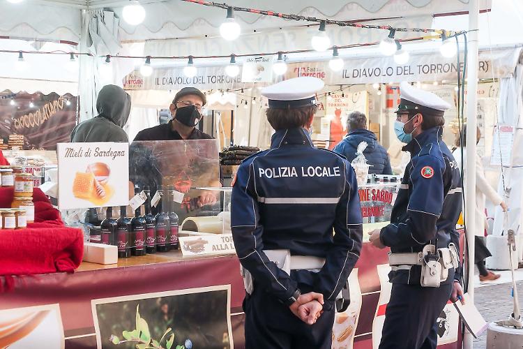 FOTO Festa del Torrone, stand e controlli