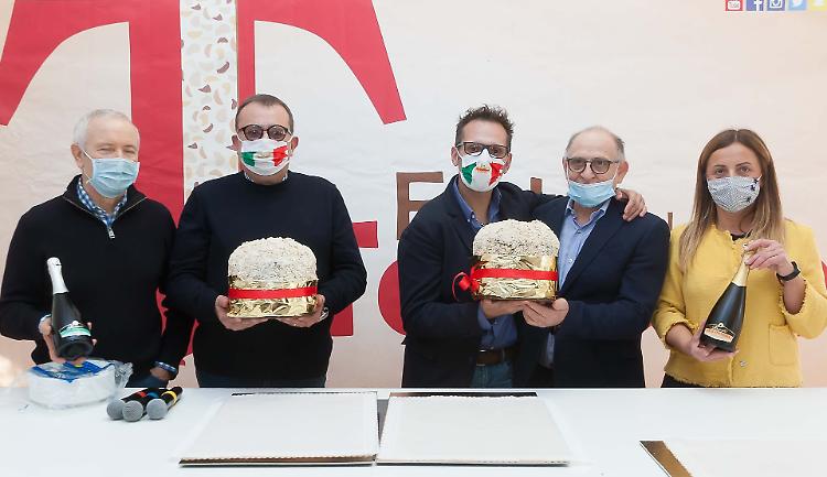 A Cremona anticipo di festa con debutto panettone al torrone