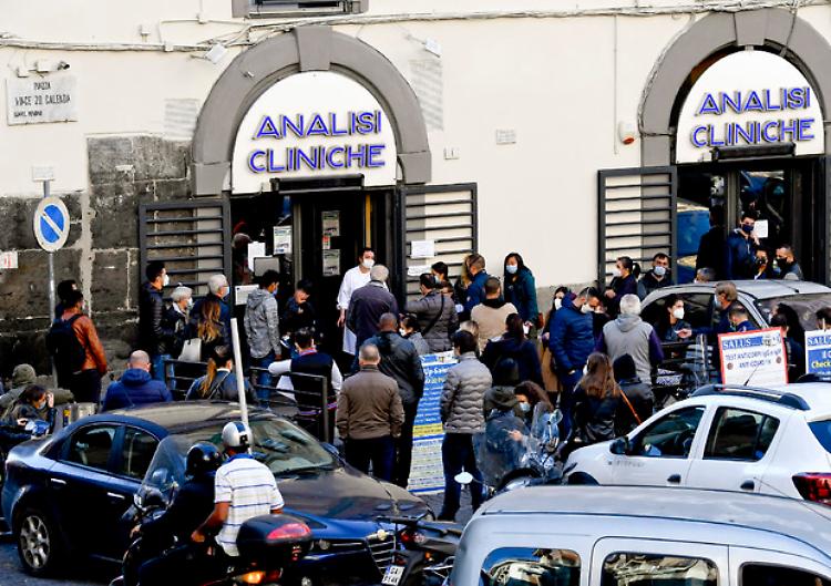 Covid: i casi scendono sotto i 10 mila, sono 9.338
