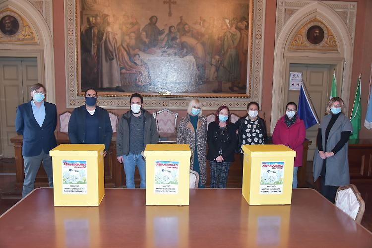 Consegnati alle scuole i contenitori per guanti e mascherine
