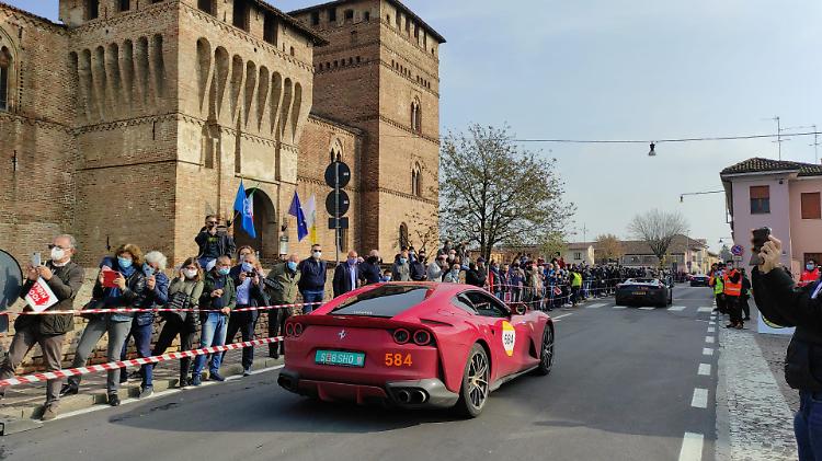 FOTO 1000 Miglia a Pandino, le Ferrari sfilano in paese