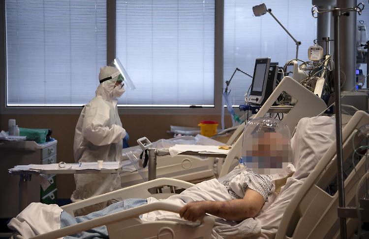 I medici ospedalieri: 'La situazione negli ospedali è gravissima'