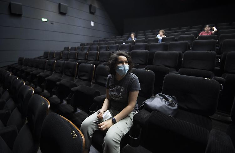 Coronavirus, nell'ultimo Dpcm sono consentite le messe ma sono stati chiusi cinema e teatri: sei d'accordo?