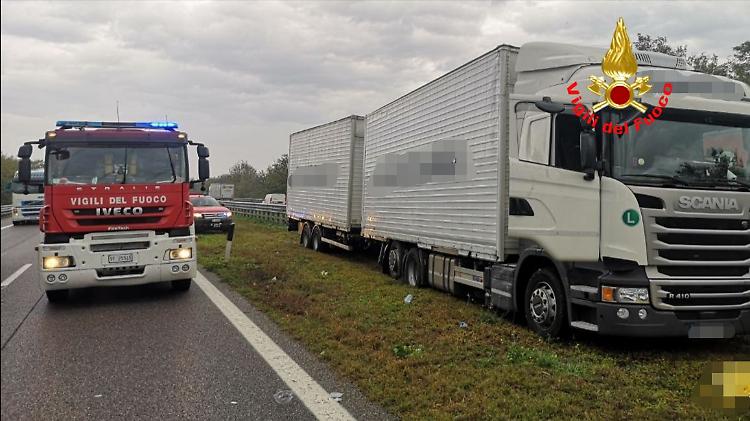 Incidente mortale in A21, la vittima è un 46enne