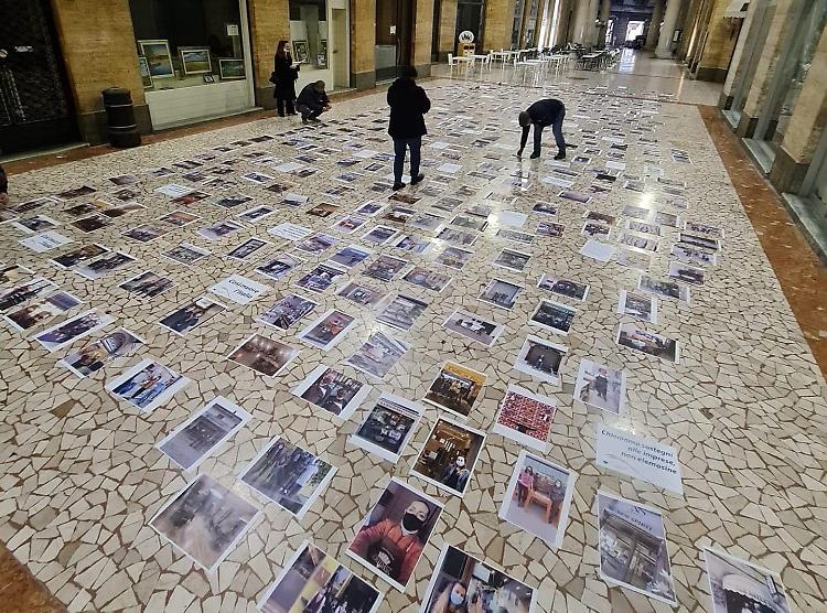 La protesta silenziosa: flash mob di Confcommercio in Galleria XXV Aprile
