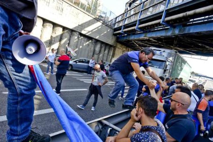 Whirlpool a operai: stop dal 1° novembre