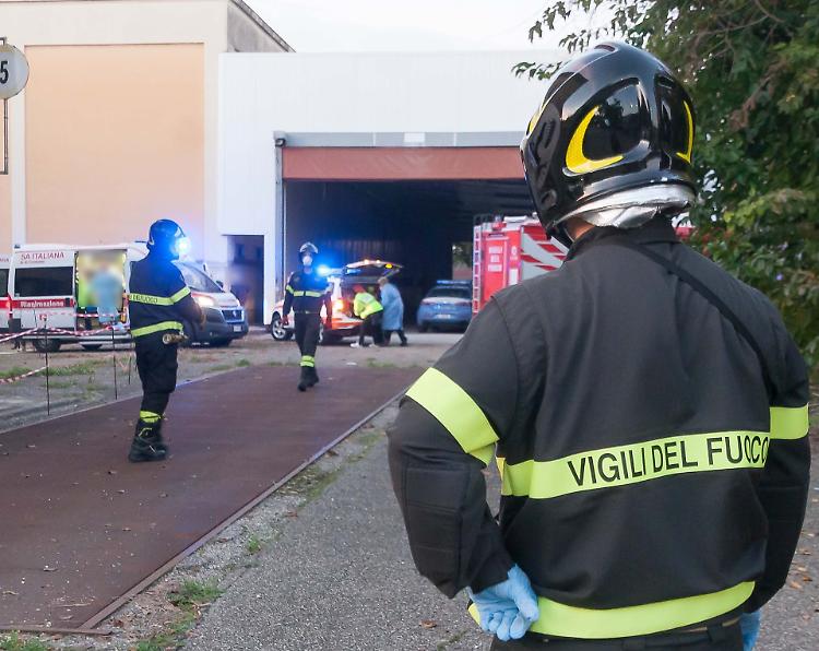 Cade dal tetto di un'azienda dismessa, grave 14enne