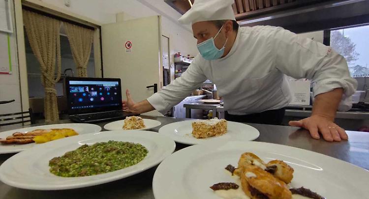 Scuola, la lezione di pasticceria a distanza all'Einaudi di Cremona