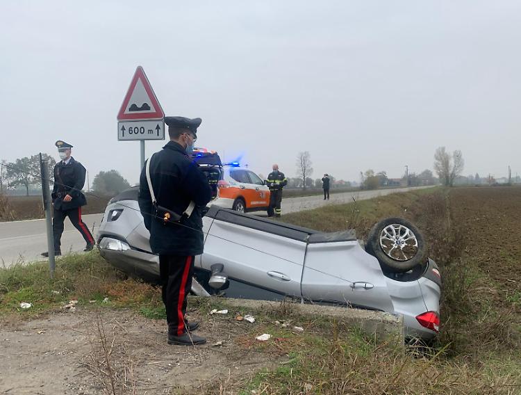 Fuori strada all'uscita di San Pedretto, ferita una 27enne
