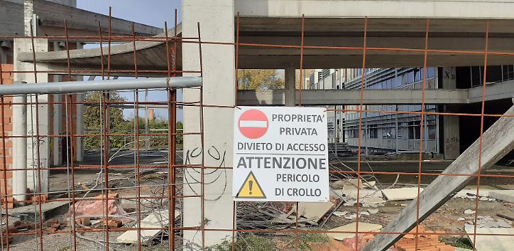 Ex scuola di Cl, «rischio crolli». La recinzione viene rinforzata