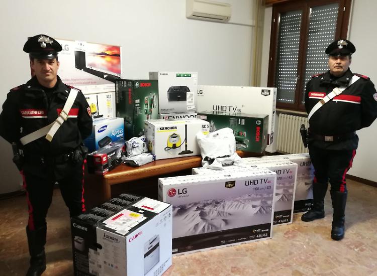 Furti in serie al corriere. «Rinvio a giudizio per 22»