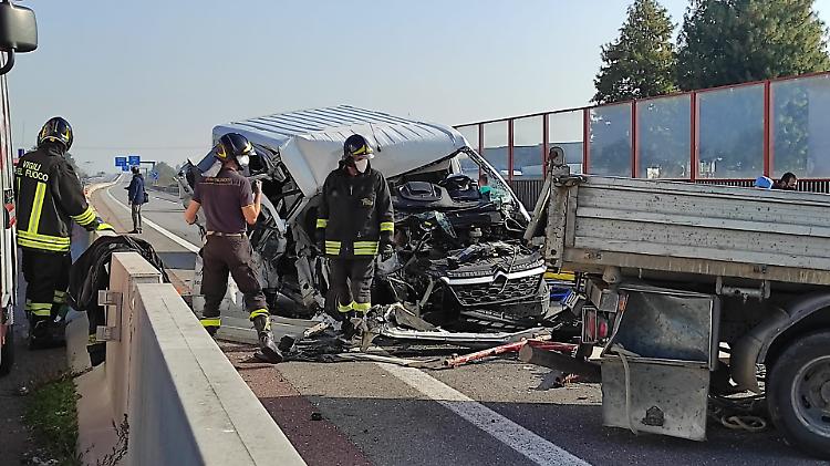 FOTO Violento tamponamento sulla Paullese, i soccorritori sul luogo dell'incidente