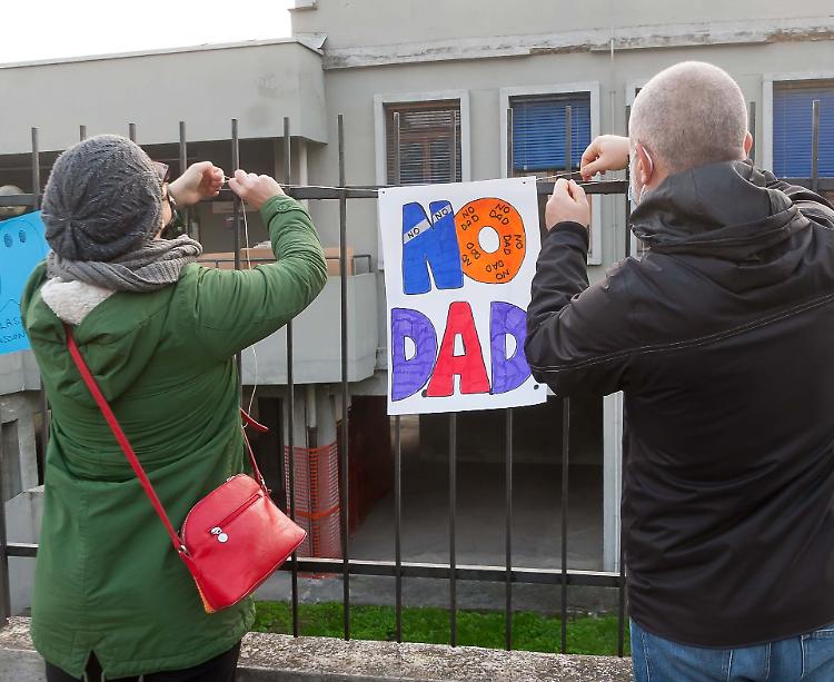 La protesta a suon di cartelloni: «No alla Dad»