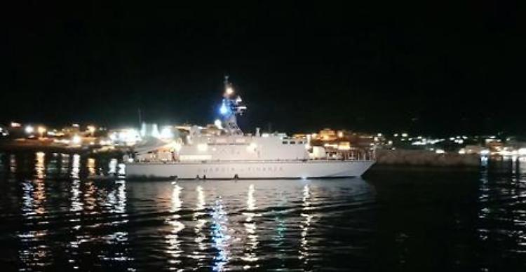 Migranti: barca si ribalta a Lampedusa, 31 salvati