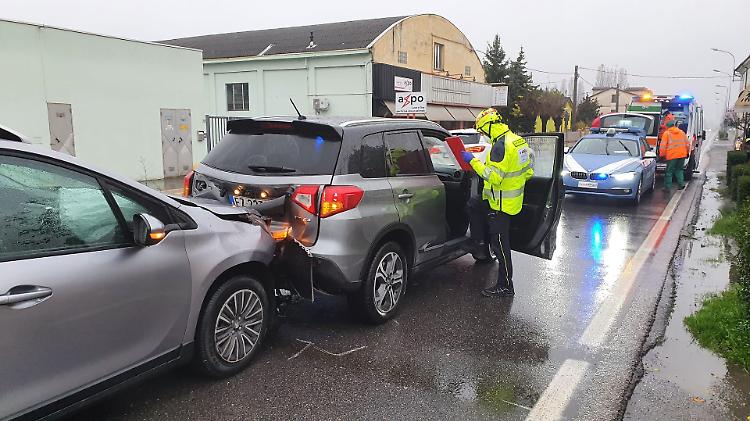 Doppio tamponamento, un ferito lieve: disagi al traffico