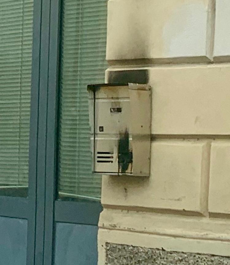 Monticelli, cassetta a fuoco: «Vi annoiate? Fate sport»