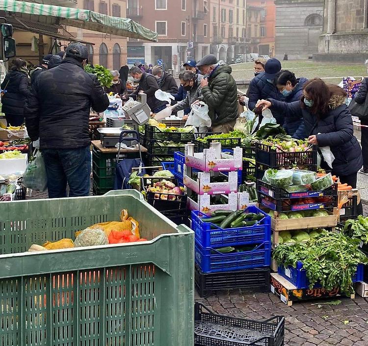 Mercato, banchi presi d'assalto ma senza distanziamento