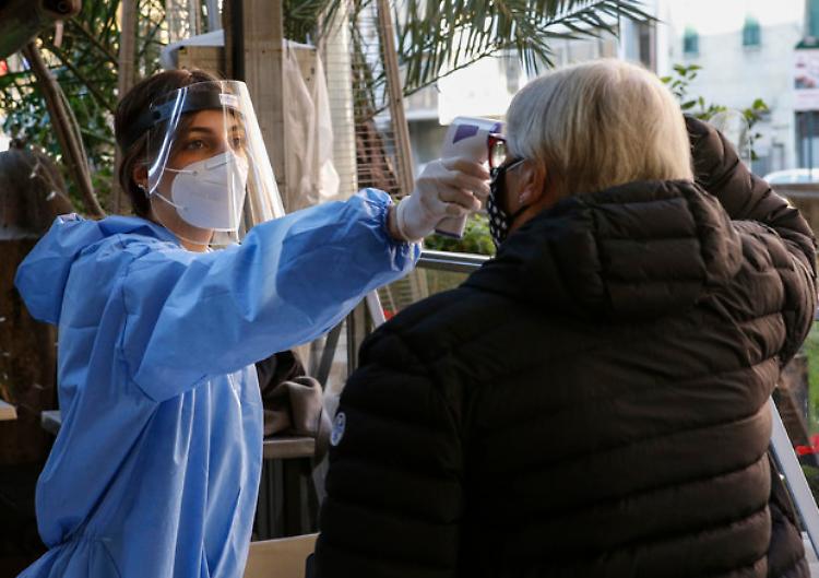 Covid: 37.242 casi in 24 ore, 699 le vittime