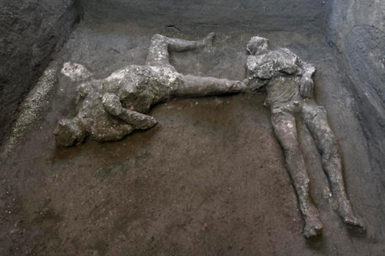 Scoperta a Pompei, ritrovati due corpi intatti
