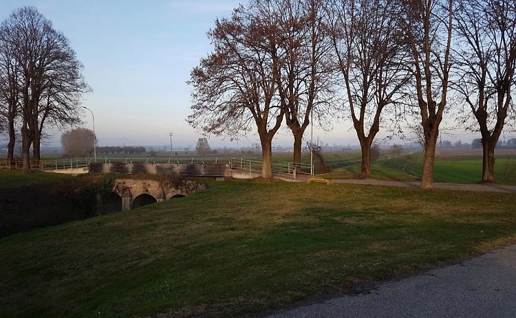 Ricarica delle bici elettriche sull'argine