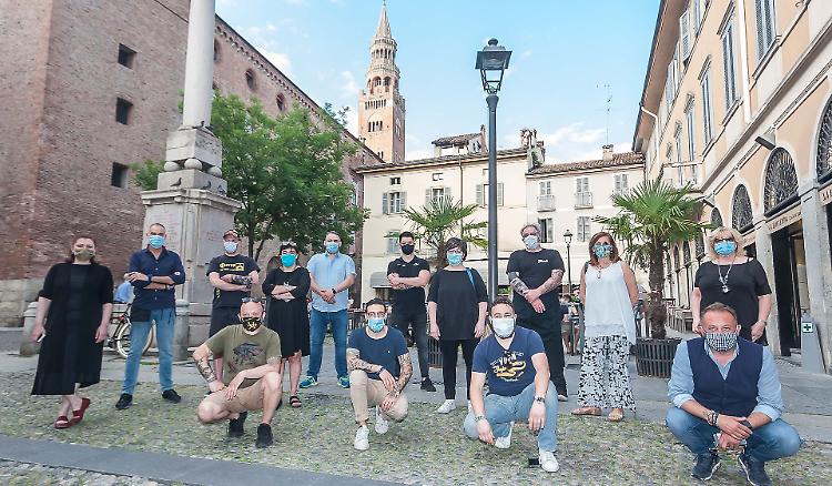 Esercenti di nuovo in piazza. Il «funerale» del commercio