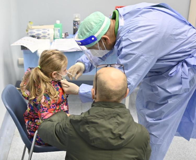 Vaccino anti-influenzale. Per i bimbi c’è quello spray