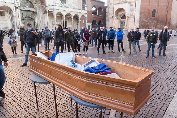 FOTO Il 'funerale del commercio': la protesta degli esercenti in piazza a Cremona