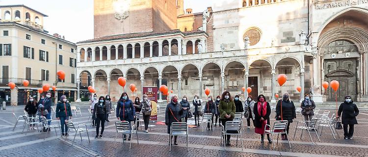 Le sedie vuote in piazza, il flash mob contro la violenza sulle donne
