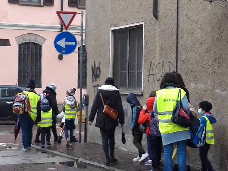 Piedibus, ripresa a pieno ritmo per le linee della scuola “Manzoni”