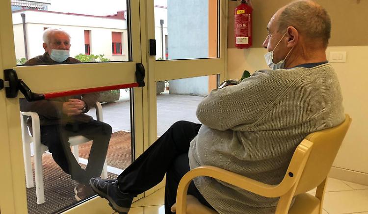 Chiacchiere coi nonni alla vetrata con l'interfono