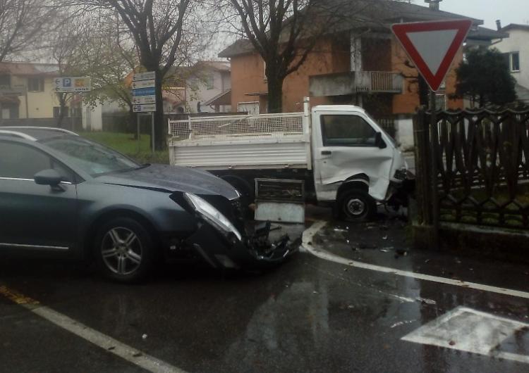 Scontro tra veicoli, 76enne ferito alla testa