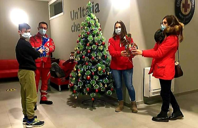 L’albero solidale regala un sorriso ai bimbi